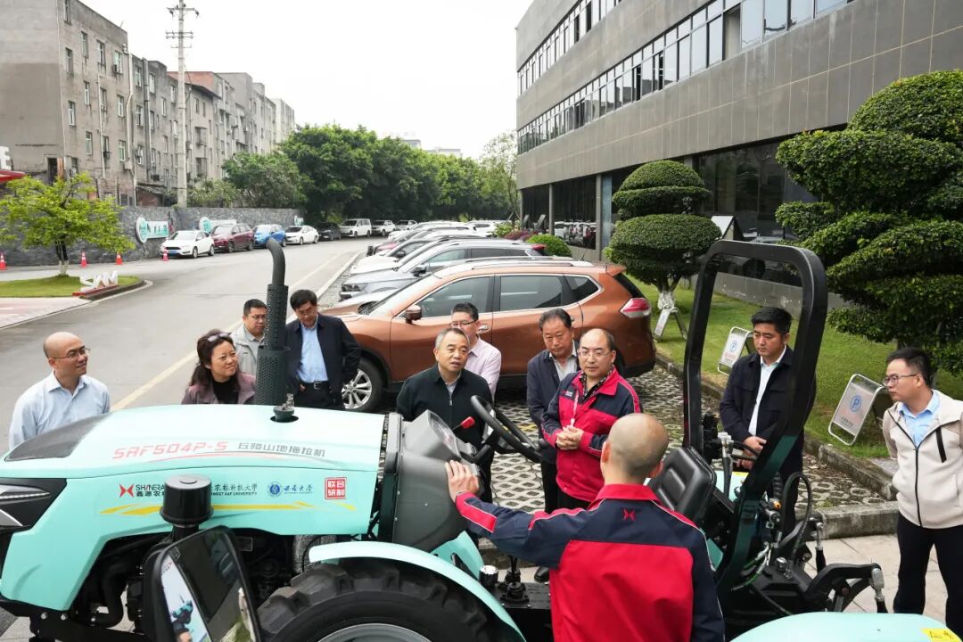 重庆市农委副主任秦大海一行莅临鑫源农机调研指导并推进重点农机项目